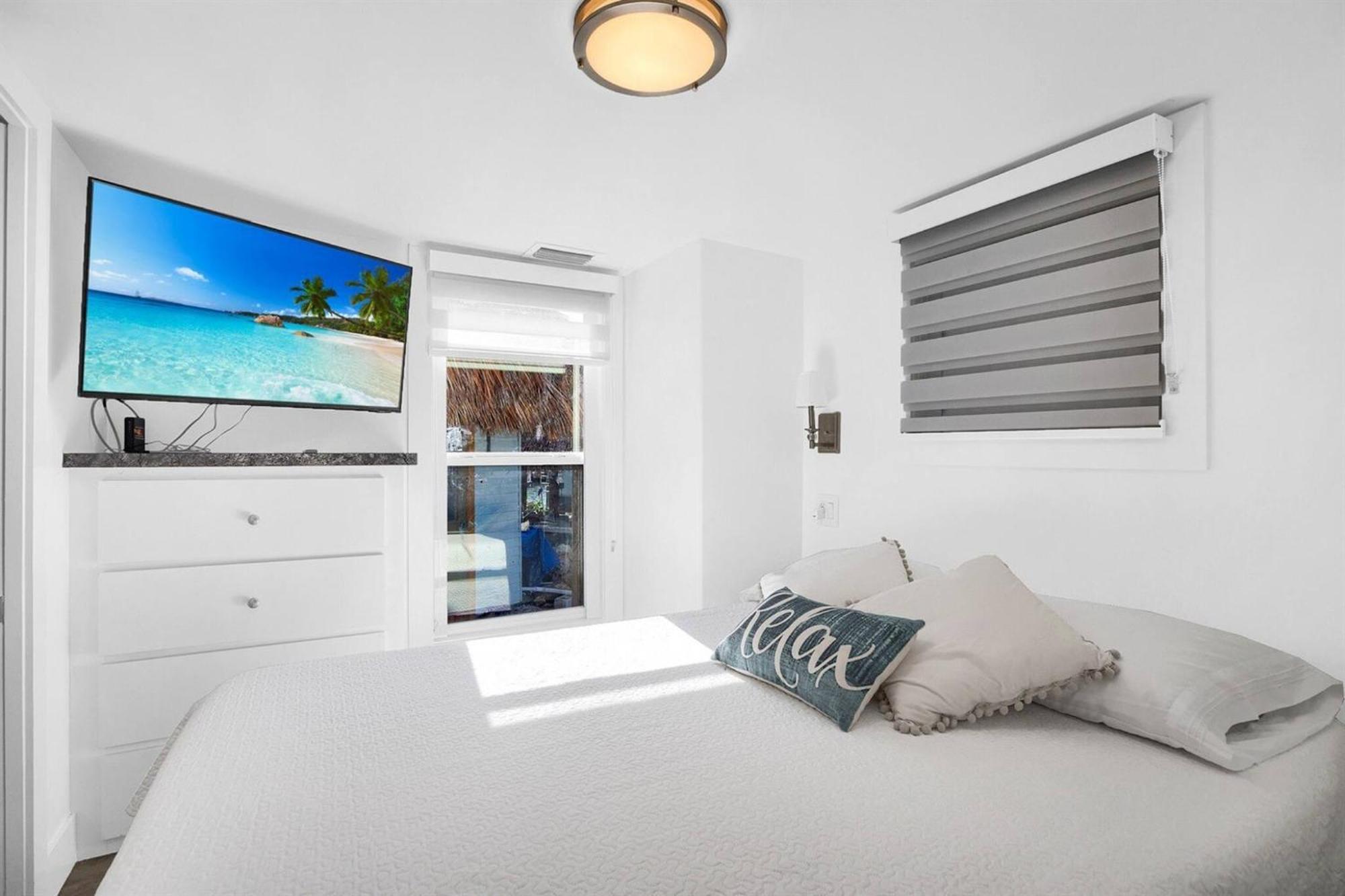 Tiny Home On Waterfront, Bay Views, Deck, Pool Jewfish الغرفة الصورة