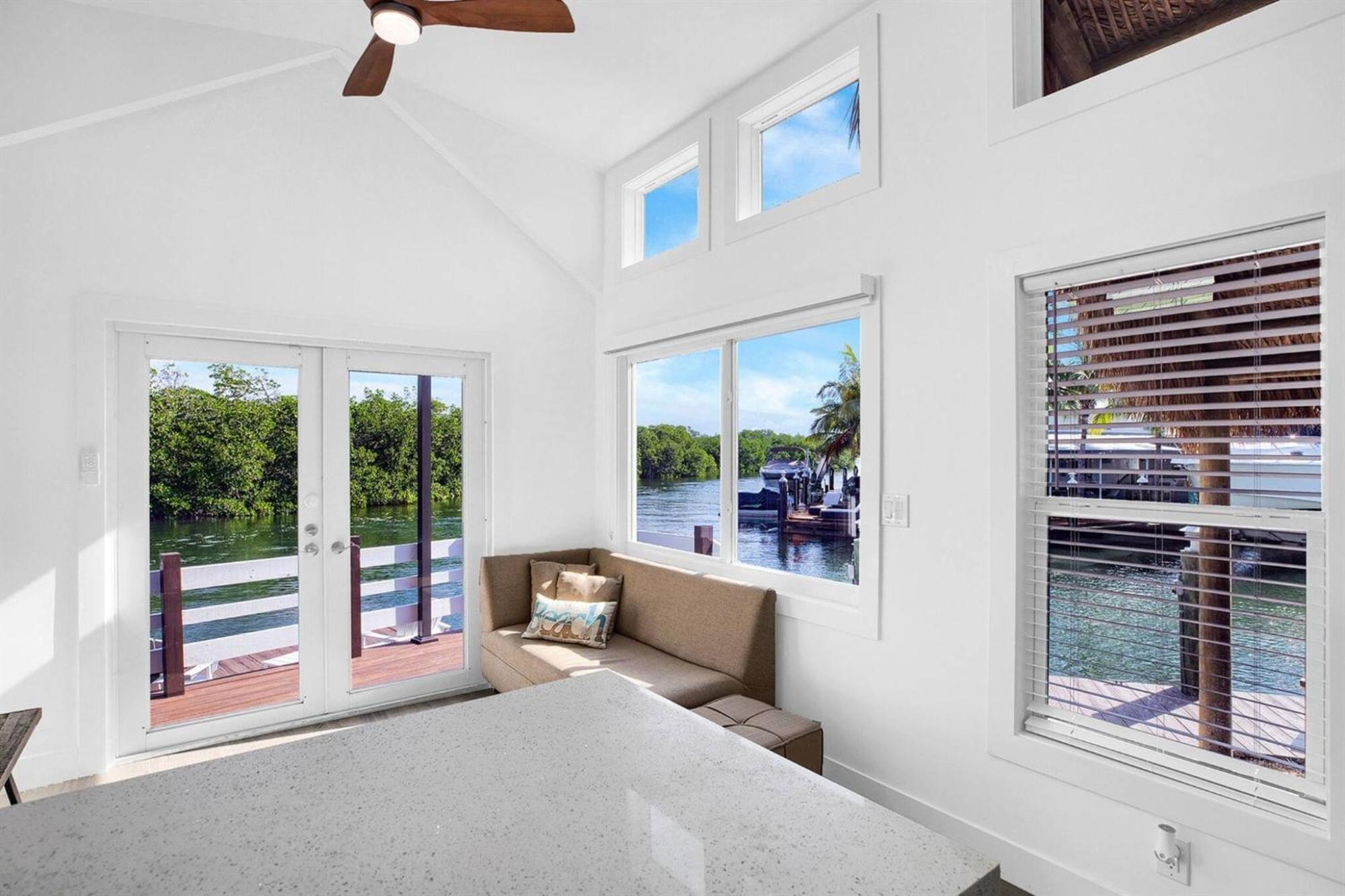 Tiny Home On Waterfront, Bay Views, Deck, Pool Jewfish الغرفة الصورة