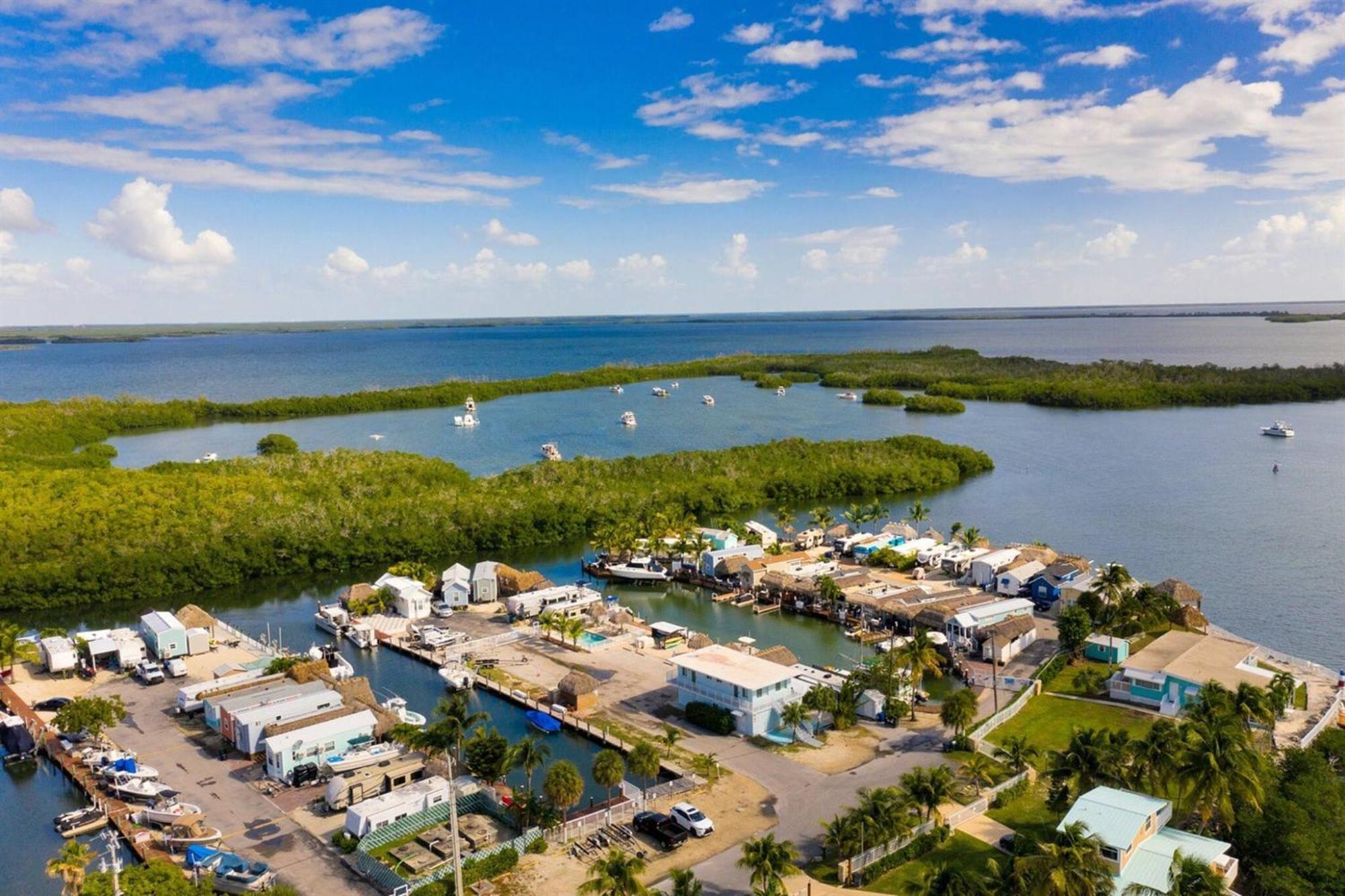 Tiny Home On Waterfront, Bay Views, Deck, Pool Jewfish الغرفة الصورة