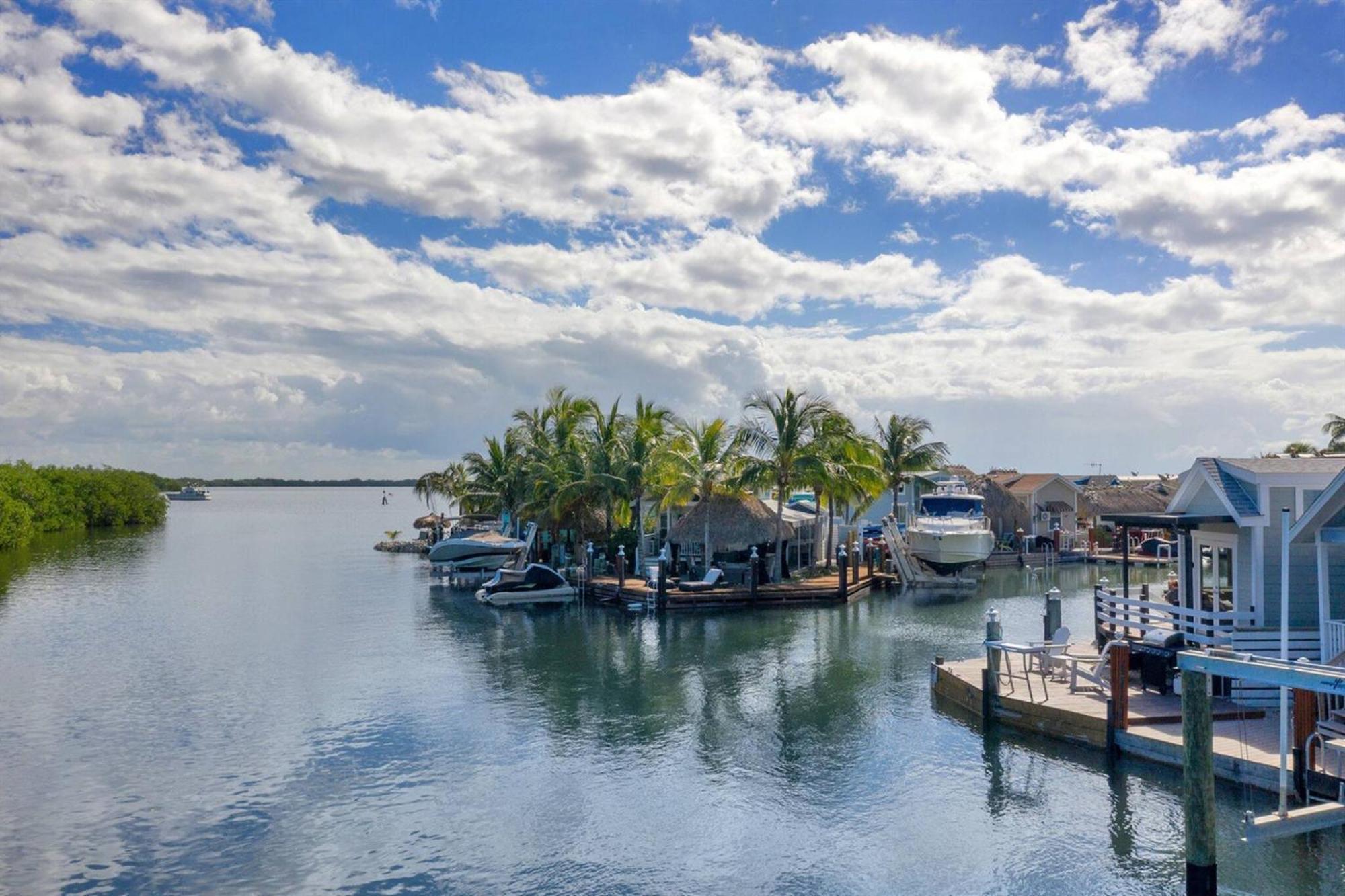 Tiny Home On Waterfront, Bay Views, Deck, Pool Jewfish الغرفة الصورة