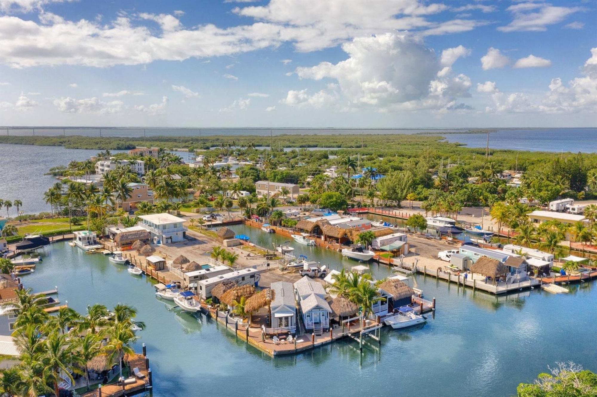 Tiny Home On Waterfront, Bay Views, Deck, Pool Jewfish الغرفة الصورة