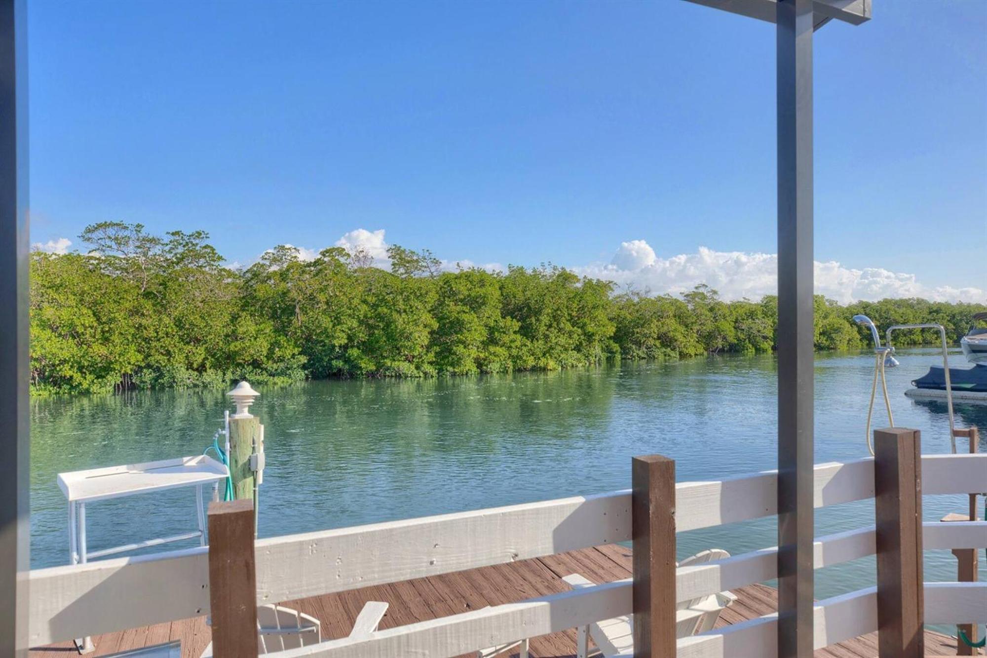 Tiny Home On Waterfront, Bay Views, Deck, Pool Jewfish الغرفة الصورة