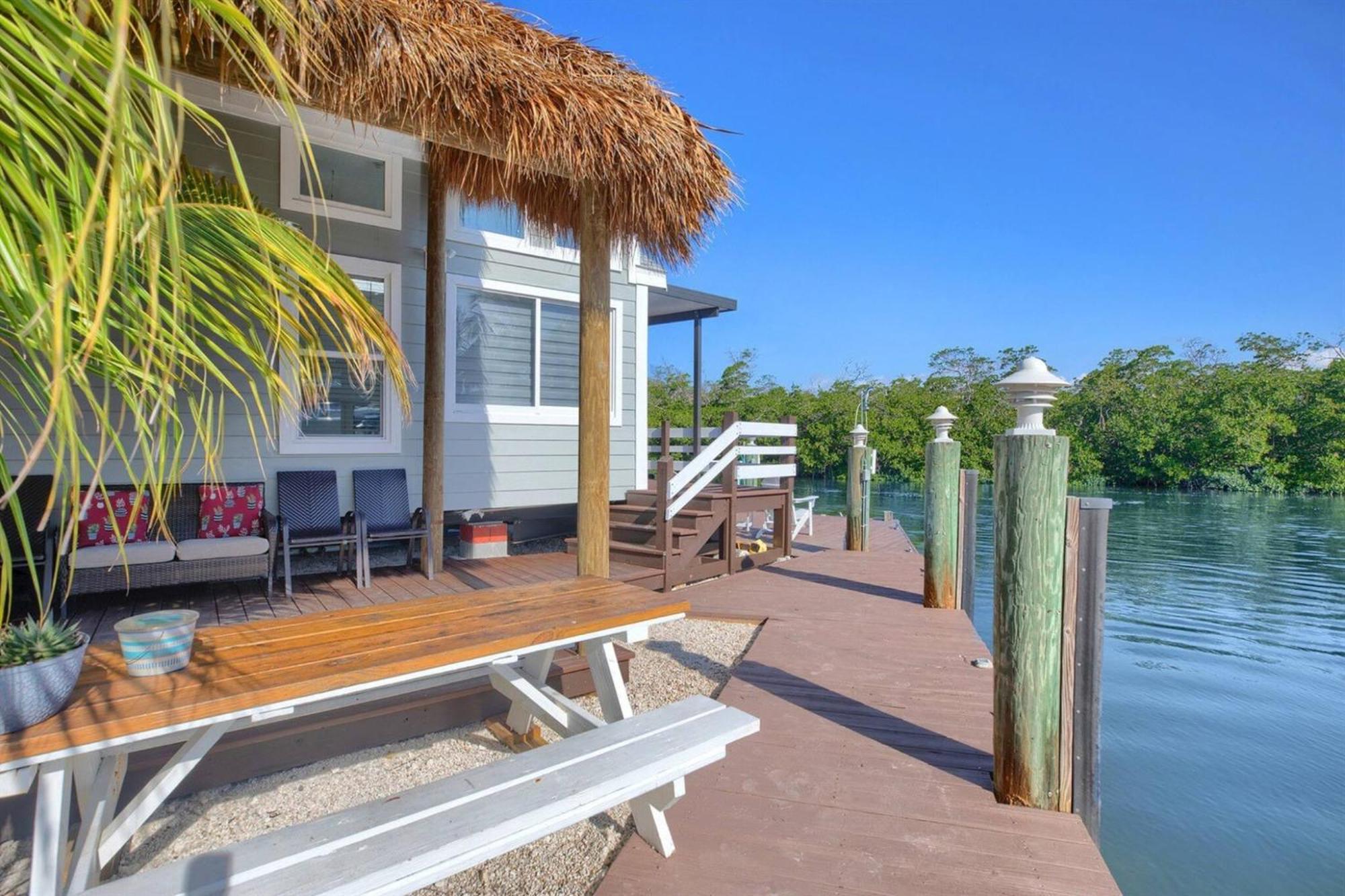 Tiny Home On Waterfront, Bay Views, Deck, Pool Jewfish الغرفة الصورة