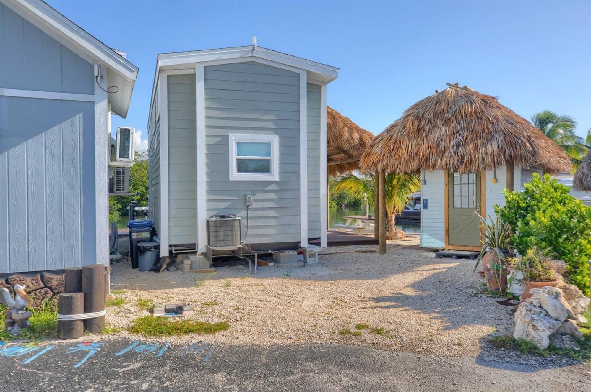 Tiny Home On Waterfront, Bay Views, Deck, Pool Jewfish الغرفة الصورة
